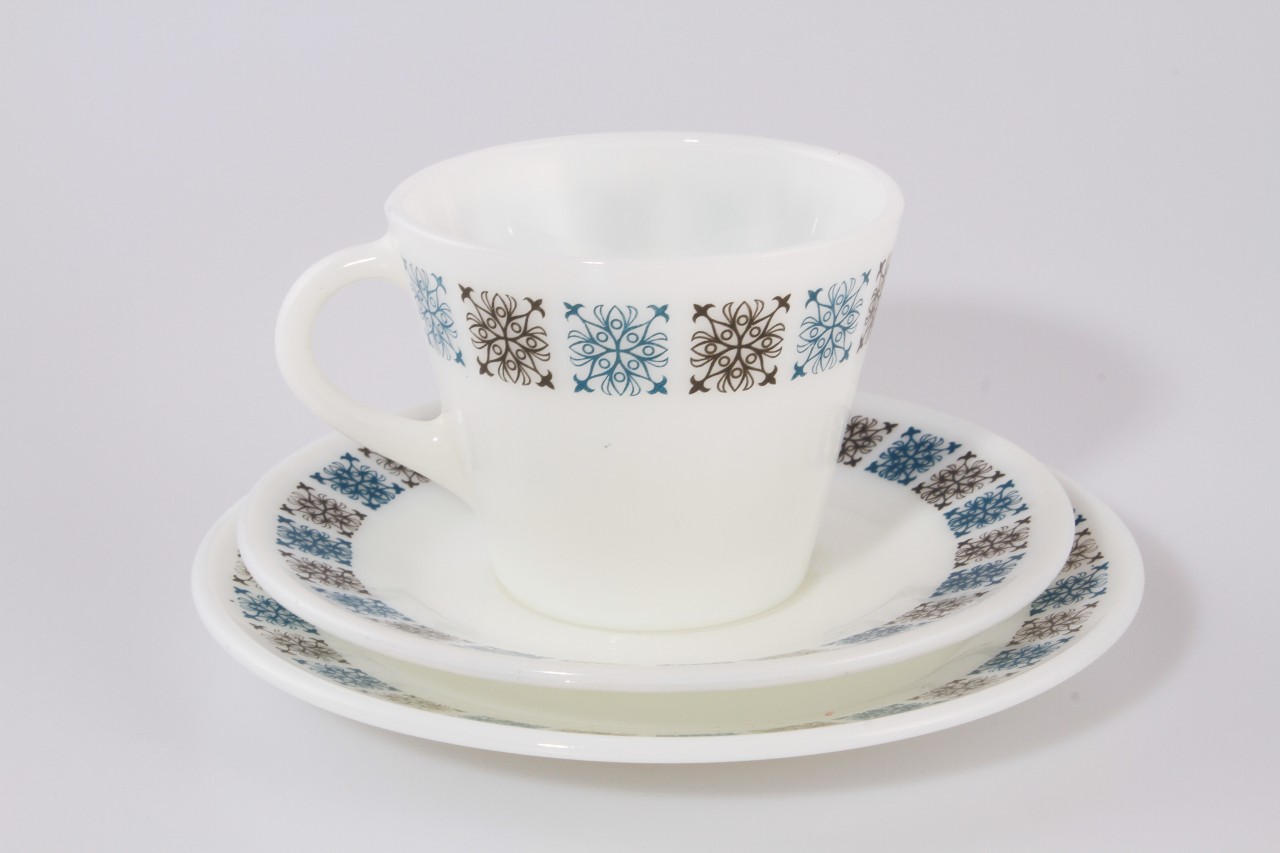 Pyrex ‘Chelsea’ teacup, saucer and cake plate Logo