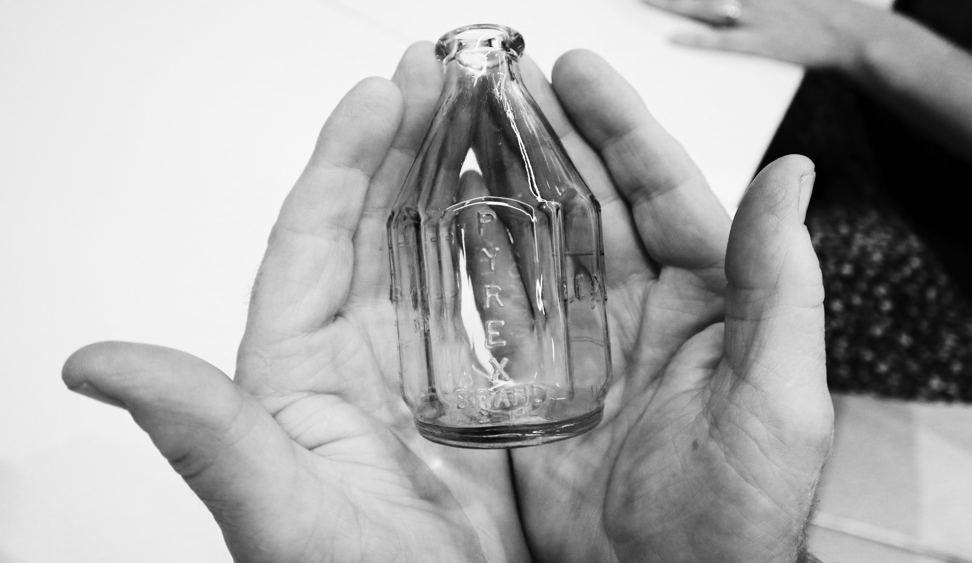 Glass ‘Pyrex’ baby bottle Logo